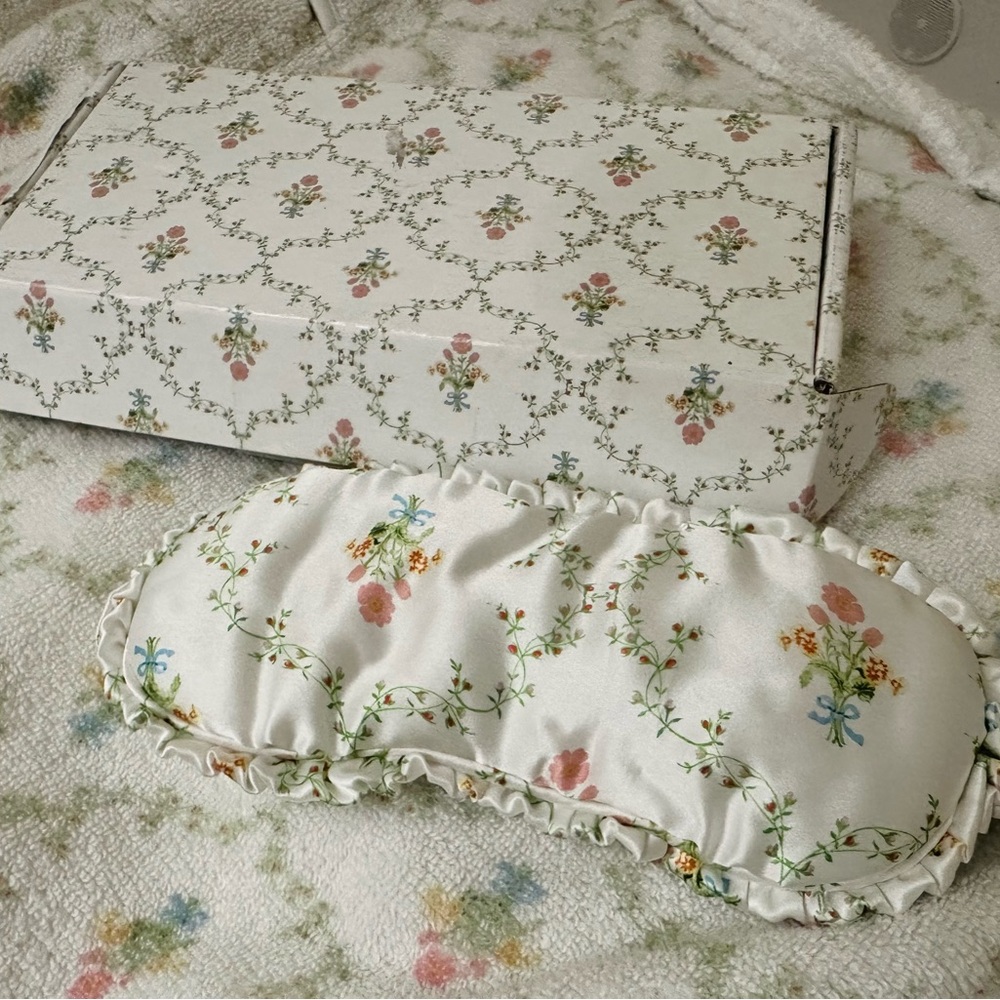 Hill House ruffle sleeping eye mask